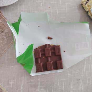 Ülker Antep Fıstıklı Çikolatada Yabancı Cisim Şoku: Güvenlik Endişesi