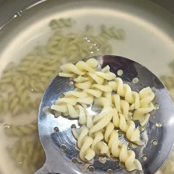 Haşlanan Burgu Makarna Üzerinde Lekelerle Karşılaştım