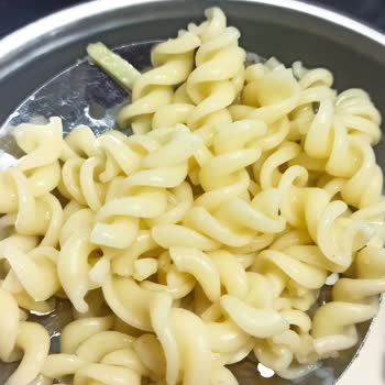 Haşlanan Burgu Makarna Üzerinde Lekelerle Karşılaştım