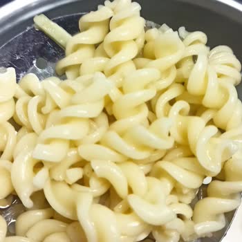 Haşlanan Burgu Makarna Üzerinde Lekelerle Karşılaştım