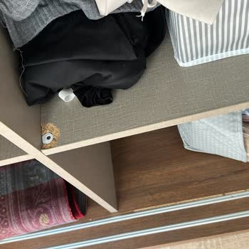 Garanti Kapsamındaki Kitaplık Rafı Kırıldı, Ücret Talep Edildi