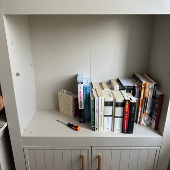 Garanti Kapsamındaki Kitaplık Rafı Kırıldı, Ücret Talep Edildi