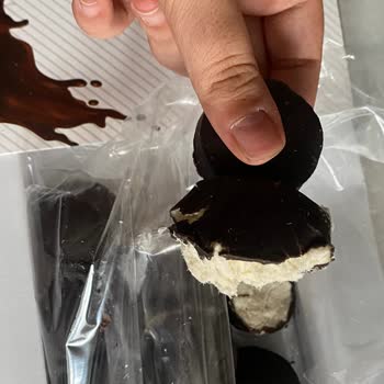 Kervan Markalı Çikolatalı Pişmaniye Erimiş Ve Yenilemez Halde Satıldı