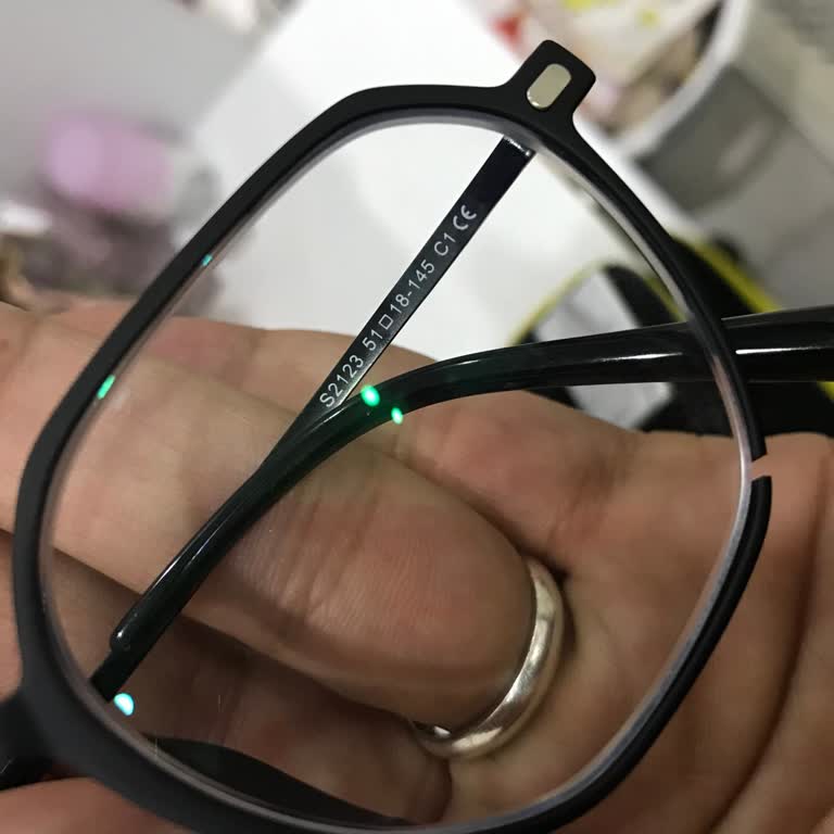 Yeni Alınan Gözlükte 2 Gün İçinde Çatlak Oluştu, Firma Ve Mağaza Sorumluluk Almadı