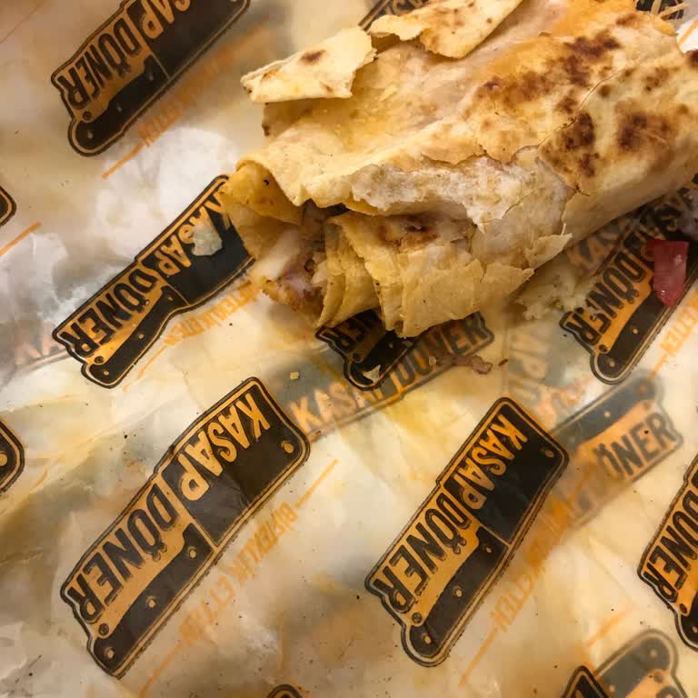 Kasap Döner'de Bayat Ve Kurumuş Ürün Servisi: Taze Ürün Beklerken Hayal Kırıklığı