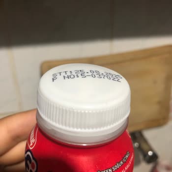 Aldığım Çilekli Kefirlerin Kapağı Açılınca Patladı Ve Kötü Kokuyordu