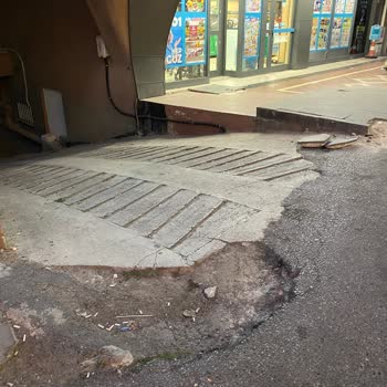 A101 Mağazası Kamyonları Apartman Ve Market Önünü Zarar Veriyor