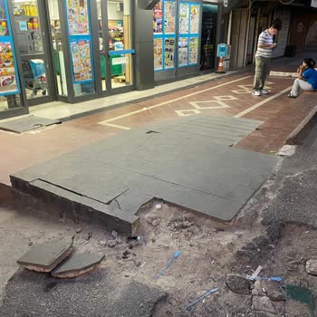 A101 Mağazası Kamyonları Apartman Ve Market Önünü Zarar Veriyor