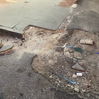 A101 Mağazası Kamyonları Apartman Ve Market Önünü Zarar Veriyor