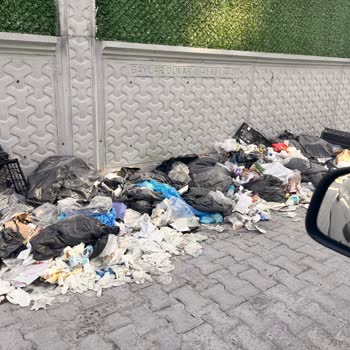 File Market’in Deposu Önünde Hijyen Sorunu