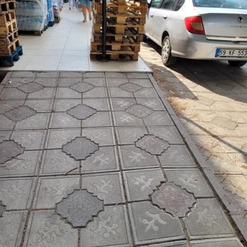 Carrefour Marketin Dış Alana Malzeme Bırakması Ve İçeceklerin Güneşte Saklanması Sorunu