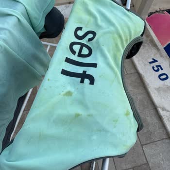 Garnier Güneş Kremi Bikinilerimizi Ve Havlularımızı Sarı Leke Yaptı