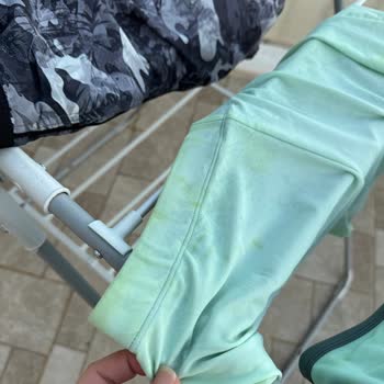 Garnier Güneş Kremi Bikinilerimizi Ve Havlularımızı Sarı Leke Yaptı