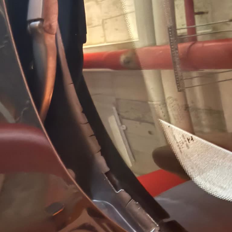 BMW 1.16i Ön Cam Fitilinde Kronik Parçalanma Ve Çatlama Sorunu