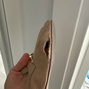 Yeni Alınan Deri Babet Üçüncü Giyişte Yırtıldı Değişim Ya Da İade Talebi