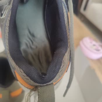 Kısa Sürede Yırtılan Ayakkabılar İçin Mağduriyetimin Giderilmesini Talep Ediyorum