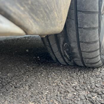 Goldcar Sabiha Gökçen - Neumático reventado y atención insuficiente