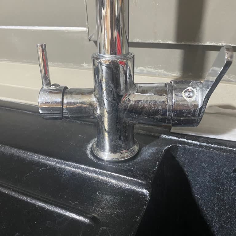 Domestos Kullanımı Sonrası Siyah Lavabo Ve Muslukta Kalıcı Aşınma Sorunu