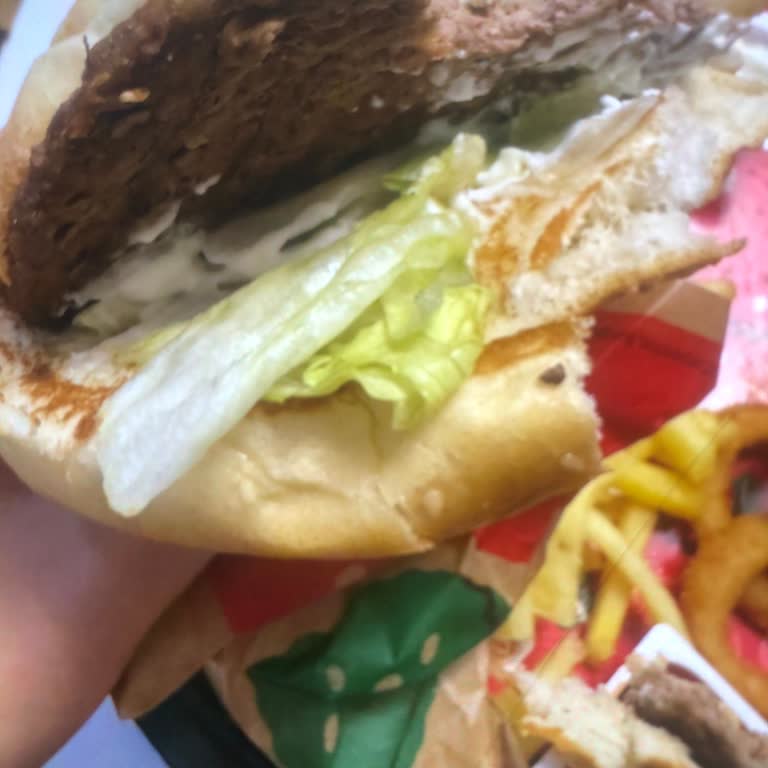Burger King Kuşadası Şubesinde Eksik Ve Pişmemiş Ürünlerle Sürekli Sorun Yaşıyorum
