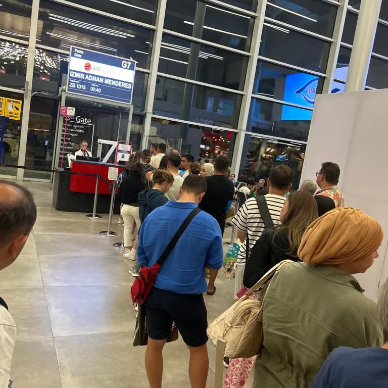 Gate Anzeige offen aber kein Boarding keine Info von Air Albania Bodenpersonal