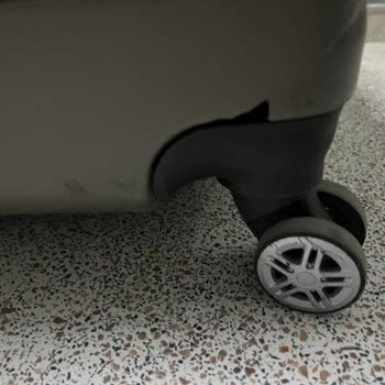 Air Albania lieferte meinen Koffer beschädigt und niemand ist erreichbar