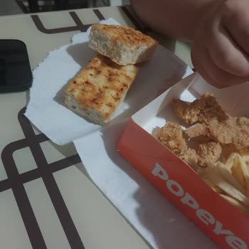 Popeyes'tan Üst Üste Kötü Deneyim: Yanmış Ekmek, Sert Biscuit Ve Dökülen İçecek