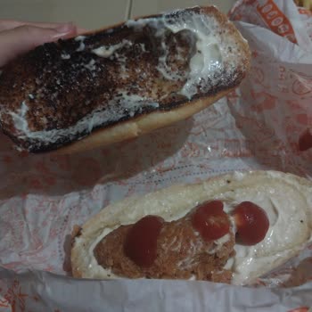 Popeyes'tan Üst Üste Kötü Deneyim: Yanmış Ekmek, Sert Biscuit Ve Dökülen İçecek