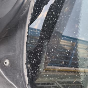 BMW F30 Ön Cam Fitilinde Kronik Parça Dökülmesi Sorunu