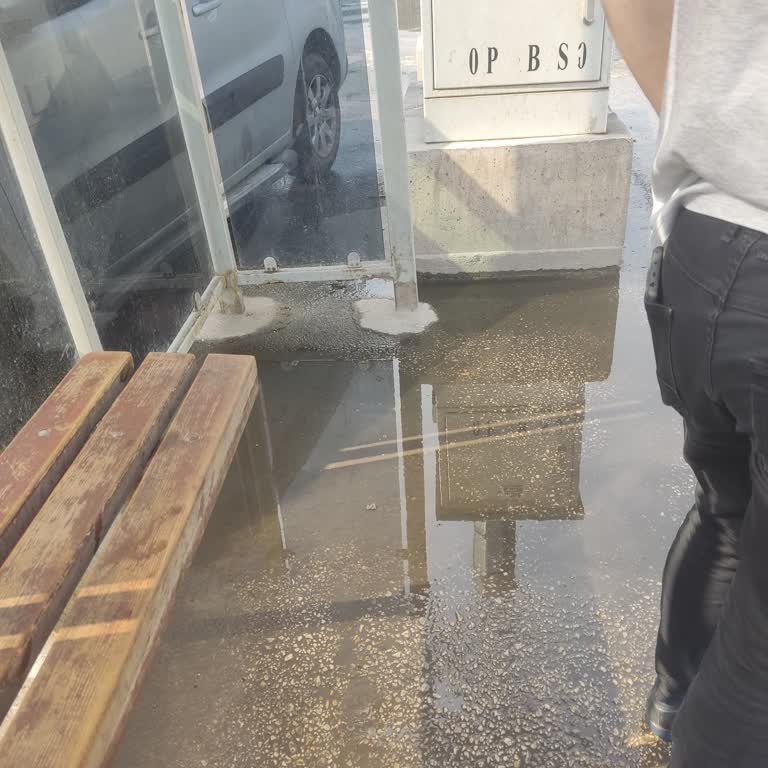 Bursa Büyükşehir Belediyesi Müftülük Durağında Kaldırım Eksikliği Nedeniyle Yaşanan Çamur Sorunu