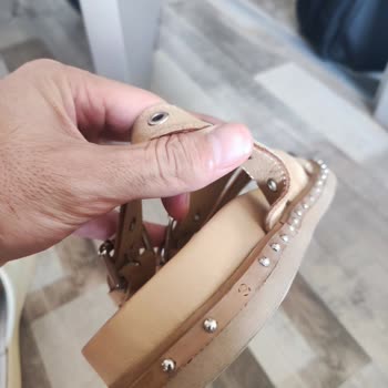 Derimod'dan Alınan Terliklerin Metal Aksesuarları Kısa Sürede Döküldü, Değişim Talebim Kısmen Reddedildi