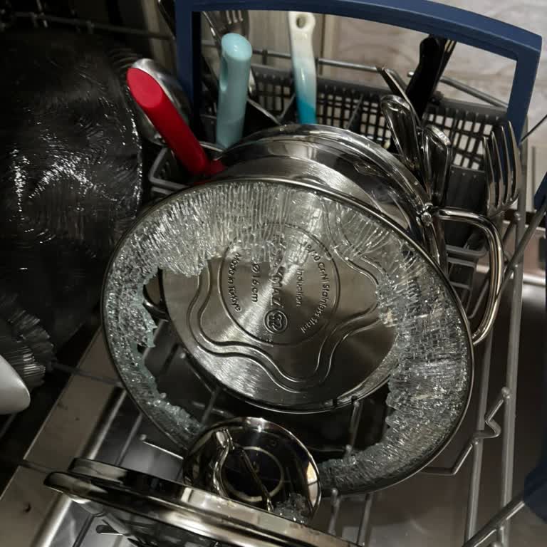 Cam Kapak İlk Kullanımda Patladı, Müşteri Hizmetleri Çözüm Sunmadı