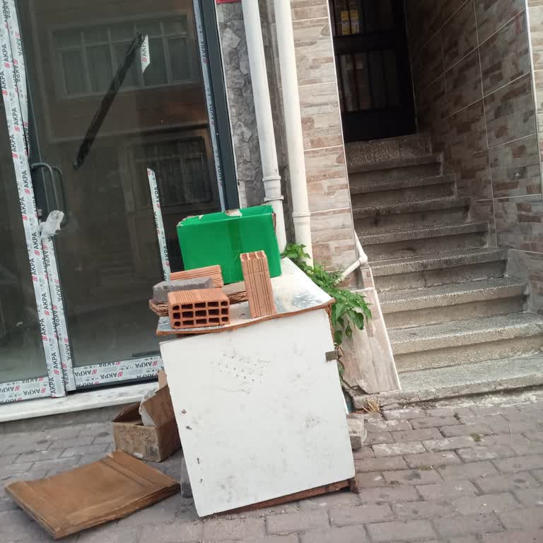 Apartman Girişinde Engeller Nedeniyle Geçiş Sorunu Yaşıyoruz