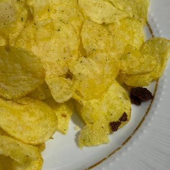 Lays Yoğurtlu Cips Paketinden Siyah Yabancı Madde Çıktı, Sağlık Riski Yaşadım
