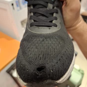 Kısa Sürede Yıpranan Ayakkabılar Ve İlgisiz Müşteri Hizmetleri