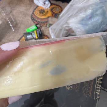 Açılmamış Kaşar Peynirinin Son Kullanma Tarihi Geçmemesine Rağmen Küflenmesi