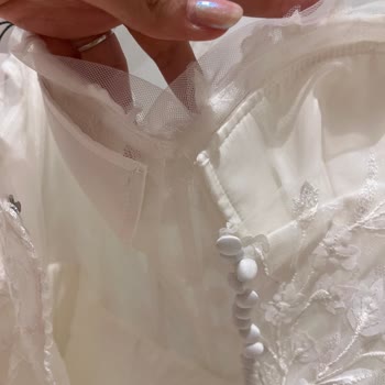 Oleg Cassini Mağazasında İlgisizlik Ve Kusurlu Gelinlik Şoku