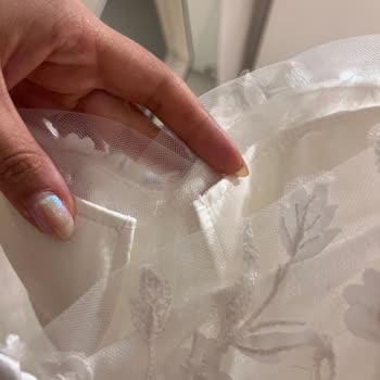 Oleg Cassini Mağazasında İlgisizlik Ve Kusurlu Gelinlik Şoku