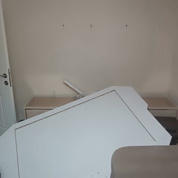 Taşpınar Alışveriş Merkezleri Montaj Hatası Nedeniyle TV Ünitesi Düştü, Zararlar Karşılanmadı