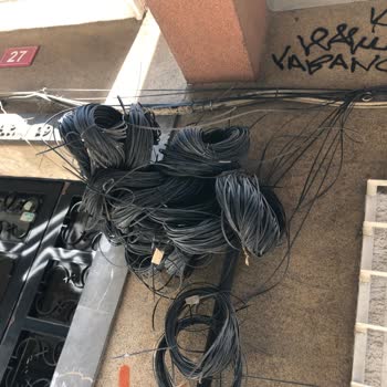 Özel Mülkte İzinsiz Bırakılan Superonline Kabloları Nedeniyle Dış Cephe Onarımı Yapılamıyor