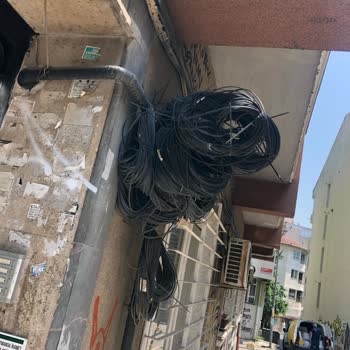 Özel Mülkte İzinsiz Bırakılan Superonline Kabloları Nedeniyle Dış Cephe Onarımı Yapılamıyor