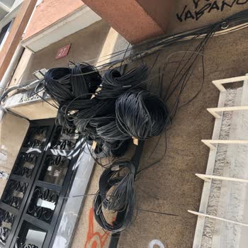 Özel Mülkte İzinsiz Bırakılan Superonline Kabloları Nedeniyle Dış Cephe Onarımı Yapılamıyor