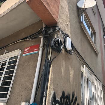 Özel Mülkte İzinsiz Bırakılan Superonline Kabloları Nedeniyle Dış Cephe Onarımı Yapılamıyor