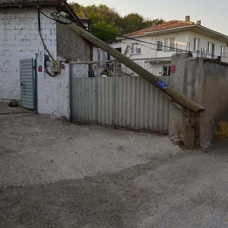 Devrilen Telefon Direği Nedeniyle Can Güvenliği Endişesi Yaşıyoruz