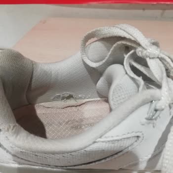 Kısa Sürede Yırtılan Skechers Ayakkabı İçin Ücret İadesi Talebim