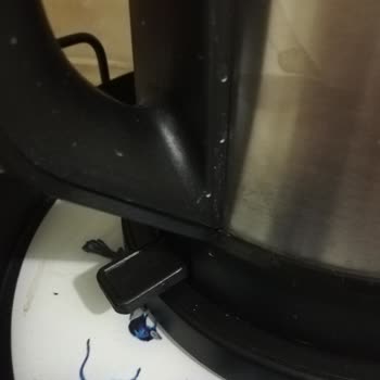 Çay Makinesinde Kısa Sürede Ciddi Elektrik Sorunu Ve Yanık Kokusu