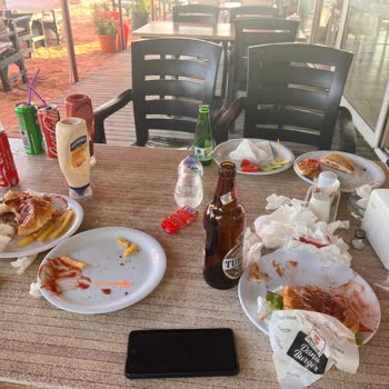 Restoranda Sunulan Hamburger Köftesinin Kötü Kokması Hakkında Şikayet