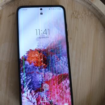 Samsung S20 Plus Ekranında Renkli Çizgi Sorunu Yaşadım