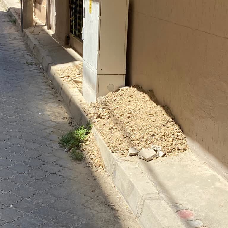 Trafo Sonrası Bırakılan Molozlar Çevreyi Ve Mahalle Sakinlerini Rahatsız Ediyor