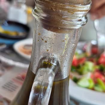 Yemek Masasında Yağ Kabında Kıl Ve İlgisiz Personel Deneyimi