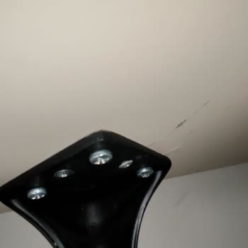 Garanti Kapsamındaki TV Ünitesi Ayakları Kırıldı, Acil Çözüm Bekliyorum